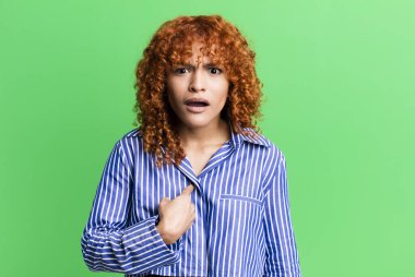 Kızıl saçlı, güzel bir kadın.