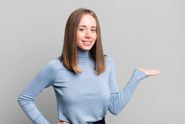 Gülümseyen, kendinden emin, başarılı ve mutlu hisseden, fotokopi alanında konsept veya fikir gösteren