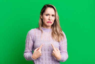 Şaşırmış ve şaşırmış bir ifadeyle kendimi gösteriyorum.