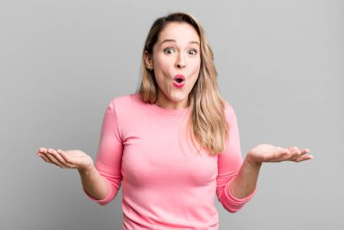 Açık sözlü ve şaşırmış, şok olmuş ve hayrete düşmüş.