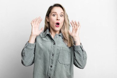 Eller havada bağırmak, öfkeli, sinirli, stresli ve üzgün hissetmek.