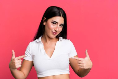 Gururlu, kibirli, mutlu, şaşırmış ve tatmin olmuş, kendini gösteren, kazanan gibi hisseden