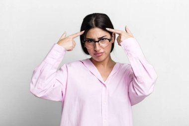 Ciddi ve konsantre bir bakışla, beyin fırtınası yaparak ve zorlu bir sorunu düşünerek.