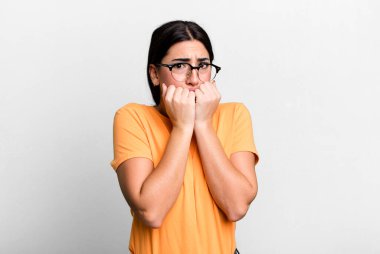 Endişeli, endişeli, stresli ve korkmuş görünüyor, tırnaklarını yiyor ve yanal kopya alanı arıyor.