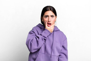 Ağzı ve gözleri açık ve elleri çenesinde, nahoş bir şekilde şokta, ne diyor ya da vay be