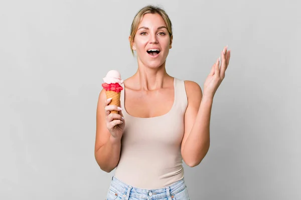 Caucasian Blonde Woman Feeling Happy Surprised Realizing Solution Idea Ice — Stockfoto