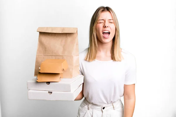 Young Pretty Woman Shouting Aggressively Looking Very Angry Delivery Take — Stock Photo, Image