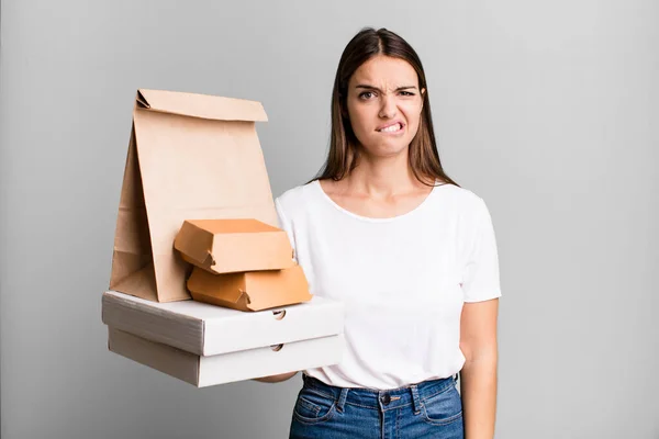 Young Pretty Woman Looking Puzzled Confused Delivery Take Away Concept — Fotografia de Stock