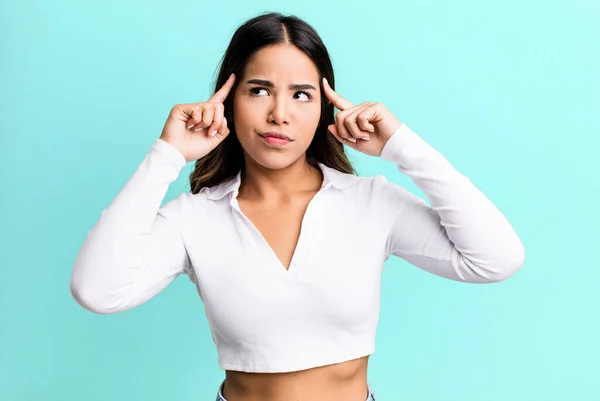 Hispanic Pretty Woman Feeling Confused Doubting Concentrating Idea Thinking Hard — Stock Photo, Image
