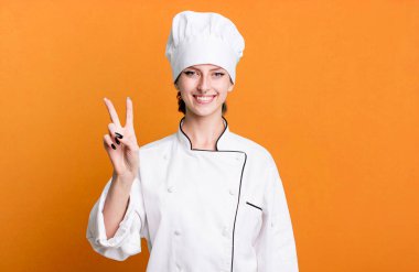 Kafkasyalı güzel sarışın kadın. restoran şefi konsepti