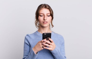 Güzel genç bayan akıllı telefon kullanıyor.