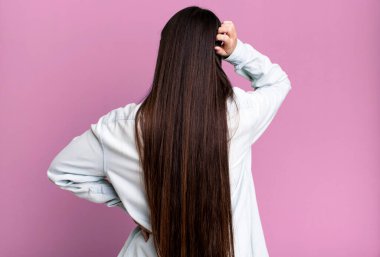 Genç, güzel, Asyalı, etkileyici bir kadın. Yanında fotokopi odası var.