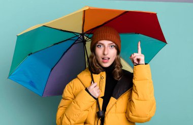 Beyaz, güzel, şemsiyeli sarışın kadın. kış ve soğuk konsept