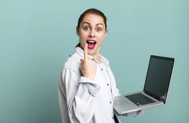 Dizüstü bilgisayarı olan genç, güzel üniversite öğrencisi bir kadın.