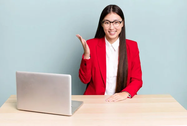 Pretty Asian Woman Feeling Happy Surprised Realizing Solution Idea Business — Stock Photo, Image