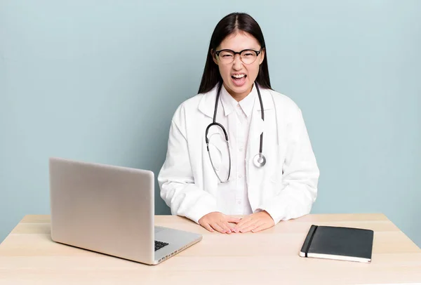 Pretty Asian Woman Shouting Aggressively Looking Very Angry Physician Desk — Foto de Stock