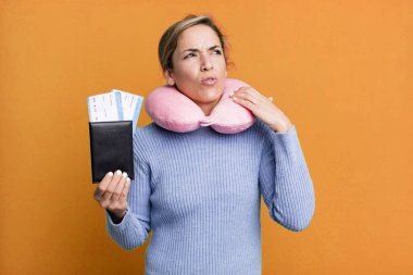 Güzel sarışın kadın stresli, endişeli, yorgun ve hayal kırıklığına uğramış hissediyor. uçuş yolcu kavramı