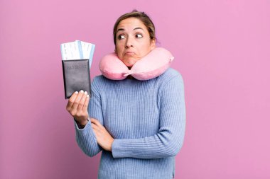 Güzel sarışın kadın omuz silkiyor, kafası karışık ve kararsız. uçuş yolcu kavramı