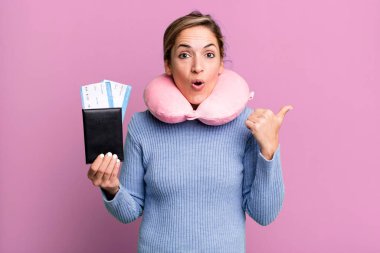 Güzel sarışın kadın inançsızlıktan şaşkın şaşkın bakıyor. uçuş yolcu kavramı