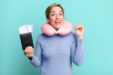 Güzel sarışın kadın bir fikri fark ettikten sonra mutlu ve heyecanlı bir dahi gibi hissediyor. uçuş yolcu kavramı