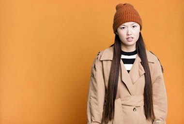 Güzel Asyalı kadın şaşkın ve şaşkın hissediyor.