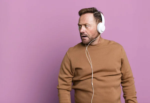 Middelbare Leeftijd Man Luisteren Muziek Met Zijn Hoofdtelefoon Sport Coach — Stockfoto