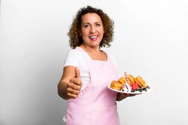Güzel Orta Yaşlı Bir Kadın Gururlu Olumlu Gülümsüyor Yapımı Waffle — Stok fotoğraf