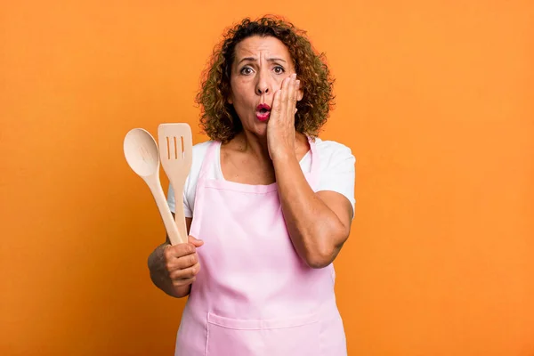 Pretty Middle Age Woman Feeling Shocked Scared Home Wife Chef —  Fotos de Stock