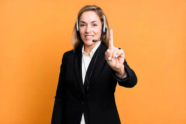 Pretty Blonde Woman Smiling Looking Friendly Showing Number One Telemarketing — 图库照片