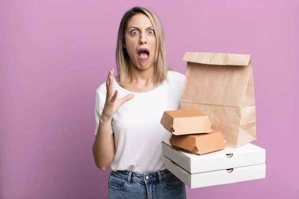 Pretty Blonde Woman Screaming Hands Air Paper Fast Food Take — Zdjęcie stockowe