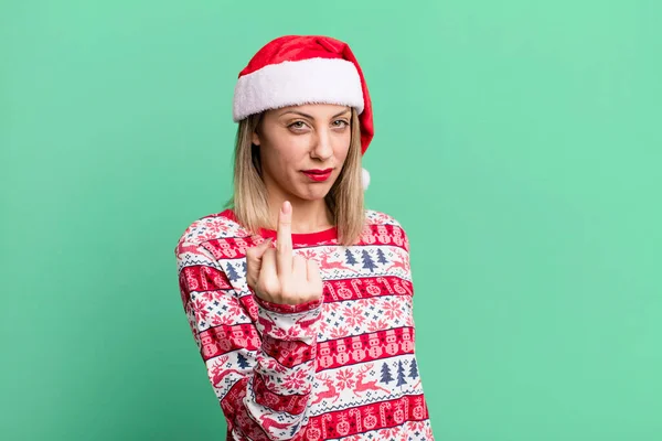 Mulher Loira Bonita Sentindo Raiva Irritado Rebelde Agressivo Natal Santa — Fotografia de Stock
