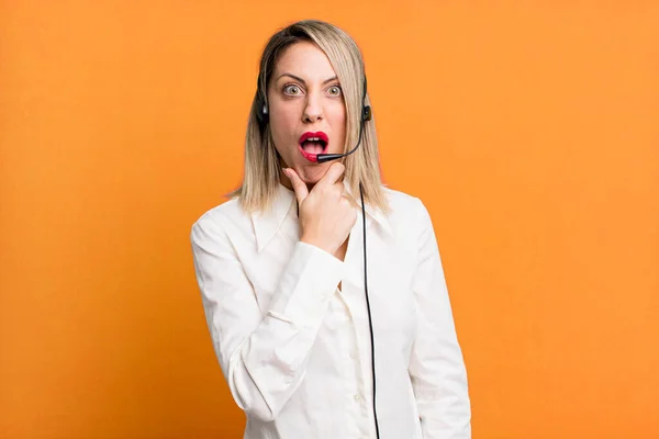 Pretty Blonde Woman Mouth Eyes Wide Open Hand Chin Telemarketer — Stockfoto