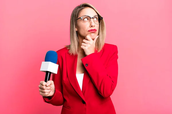 Pretty Blonde Woman Thinking Feeling Doubtful Confused Presenter Journalist Microphone — Zdjęcie stockowe