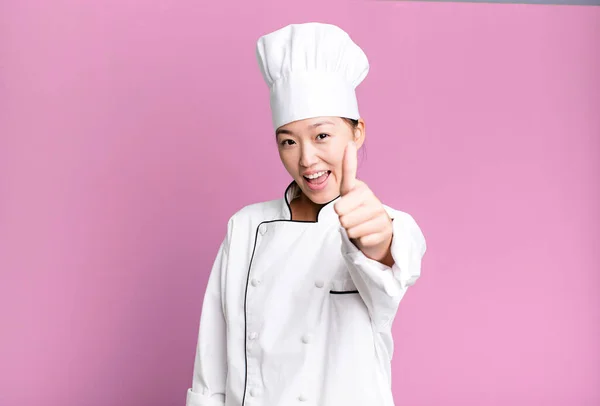かなりアジアの女性は誇りを感じ 親指を上げて積極的に笑顔 レストランシェフのコンセプト — ストック写真