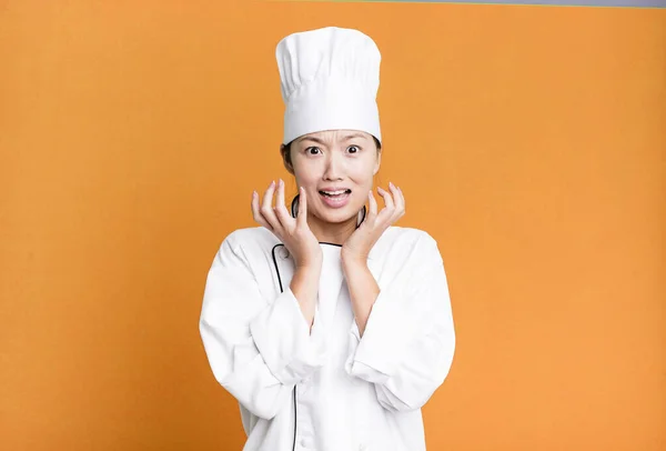 Mooie Aziatische Vrouw Zoek Wanhopig Gefrustreerd Gestrest Restaurant Chef Kok — Stockfoto