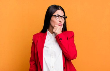 Hispanik güzel kadın düşünüyor, kuşkulu ve şaşkın hissediyor. iş kavramı