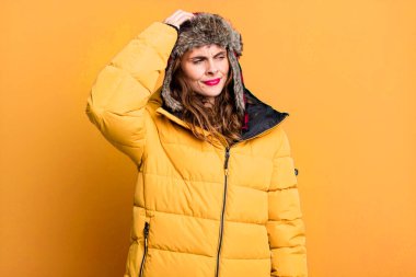 İspanyol güzel kadın mutlu bir şekilde gülümsüyor ve hayal kuruyor ya da şüphe ediyor. Anorak takıyorum. Soğuk ve kış kavramı