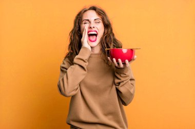 İspanyol güzel kadın kendini mutlu hissediyor, elleri ağzının kenarında bağırıyor.