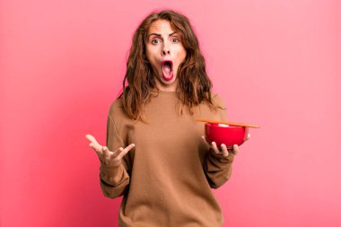 İspanyol güzel kadın son derece şaşkın ve şaşırmış hissediyor.