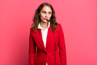 Hispanik güzel kadın üzgün, üzgün ya da kızgın hissediyor ve yana bakıyor. tele pazarlama kavramı