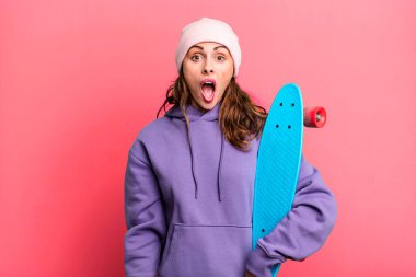 İspanyol güzel kadın çok şaşırmış ya da şaşkın görünüyor. kaykay konsepti