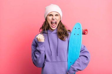 İspanyol güzel kadın sinirli bir ifadeyle agresif bir şekilde bağırıyor. kaykay konsepti