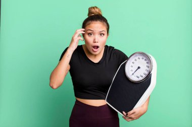 İspanyol güzel kadın şaşırmış görünüyor, yeni bir düşünce, fikir ya da konsept fark ediyor. fitness ve diyet konsepti