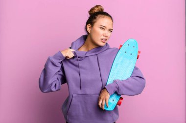 İspanyol güzel kadın stresli, endişeli, yorgun ve hayal kırıklığına uğramış hissediyor. kaykay konsepti