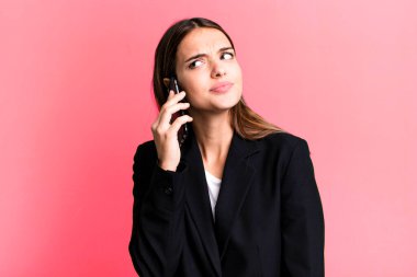 Genç ve güzel iş kadını akıllı telefonunu kullanıyor.