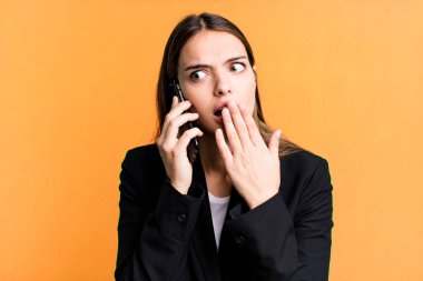 Genç ve güzel iş kadını akıllı telefonunu kullanıyor.