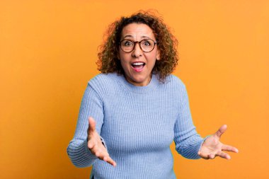 Orta yaşlı İspanyol kadın kendini mutlu, şaşkın, şanslı ve şaşırmış hissediyor. Sanki her şeyi ciddiye alıyormuş gibi. İnanılmaz!