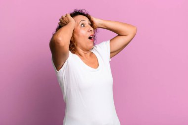 Orta yaşlı, ağzı açık bir İspanyol kadın korkunç bir hata yüzünden dehşete düşmüş ve şok olmuş görünüyor.