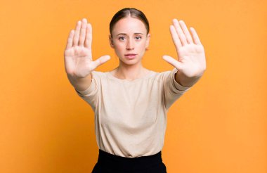 Ciddi görünüyor, mutsuz, kızgın ve hoşnutsuz giriş ya da her iki avuçta da dur demek