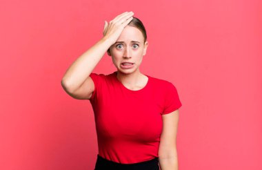 Unutulmuş bir süre için paniklemek, stresli hissetmek, bir pisliği örtbas etmek ya da hata yapmak.